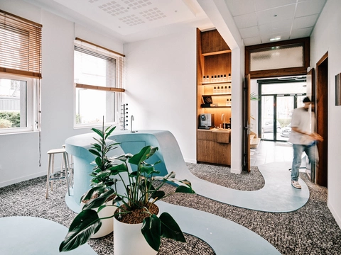 Büroansicht AQUALEX Lille mit Kaffee- und Wasserstation