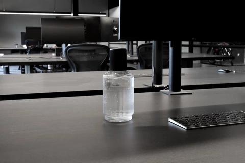 AQUALEX Flasche auf Schreibtisch mit PC und Tastatur
